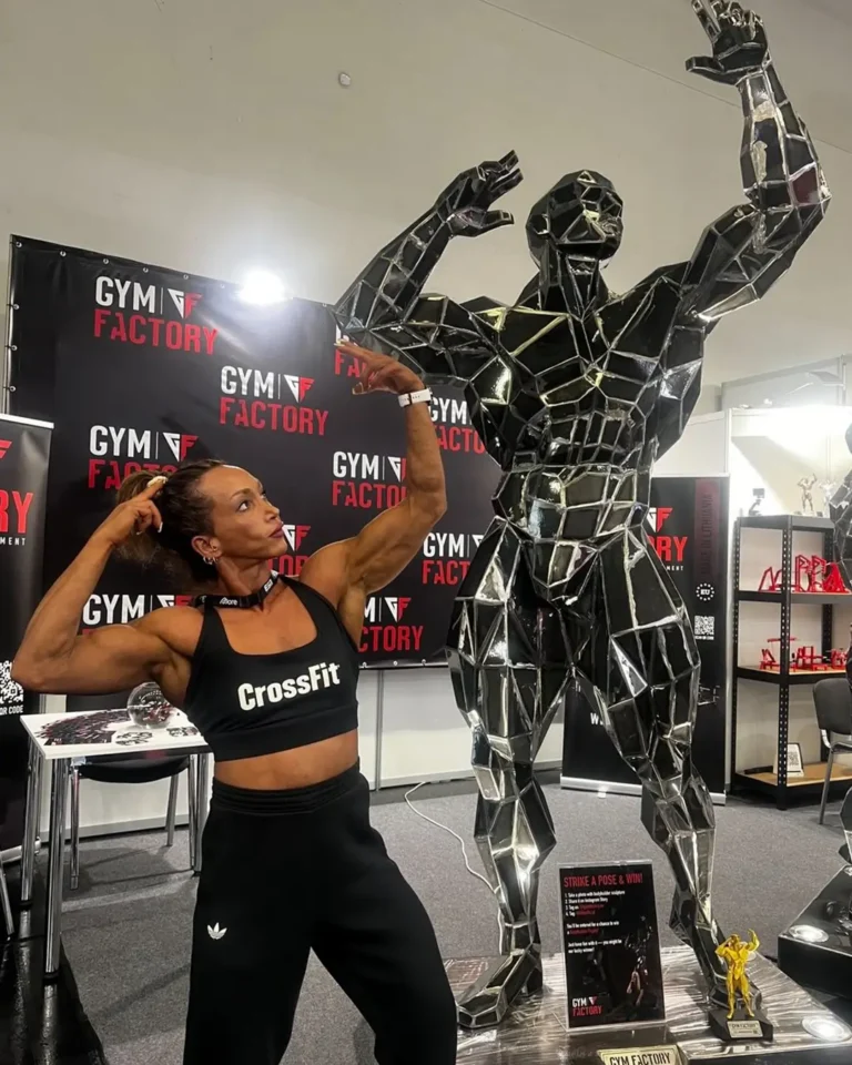 : Premium bodybuilding sculpture designed for fitness facilities