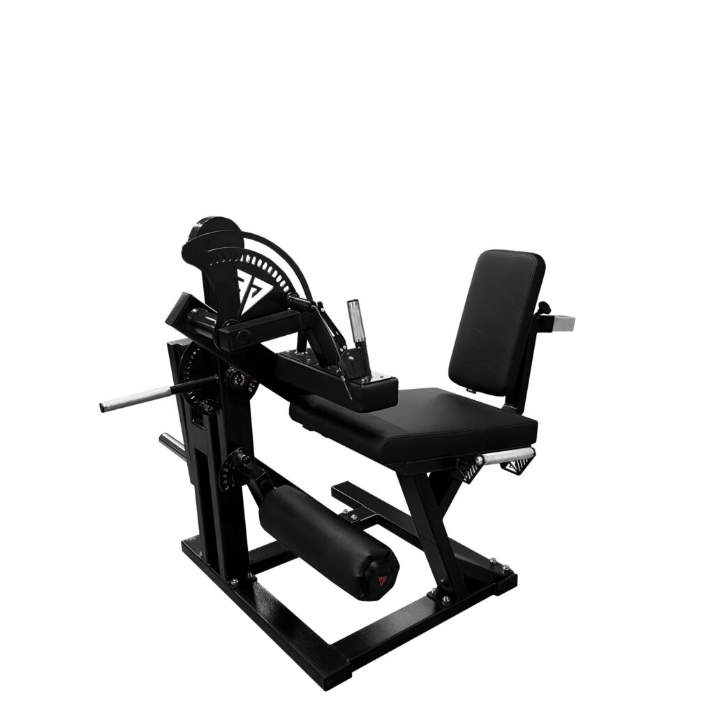 Máquina M8XXX de extensión y curl de pierna vista desde un ángulo trasero, ideal como equipamiento para el gimnasio en casa para entrenar con eficacia la fuerza del tren inferior.
