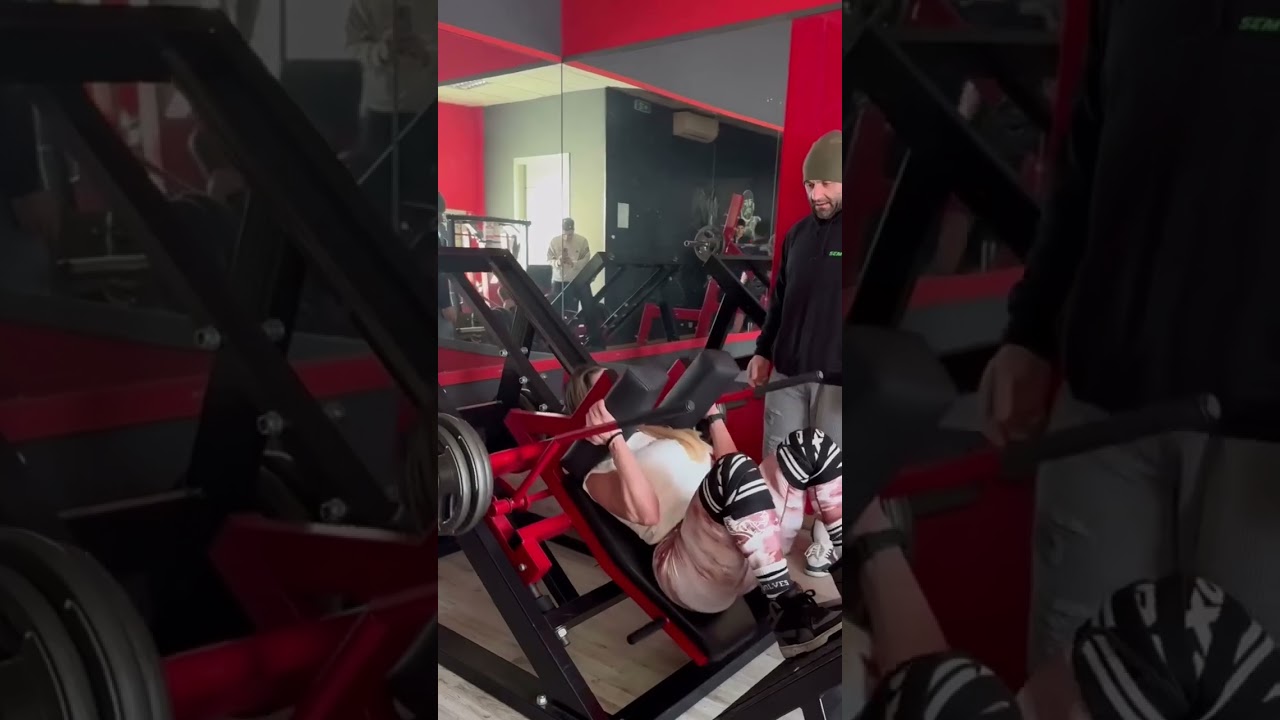 Gymfactory.eu / D1 Hack Squat Machine