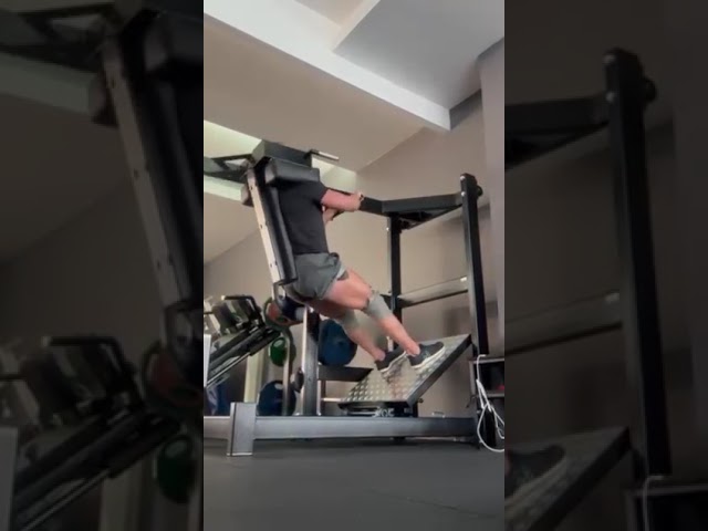 Gymfactory.eu / R3X Pendulum Squat Machine
